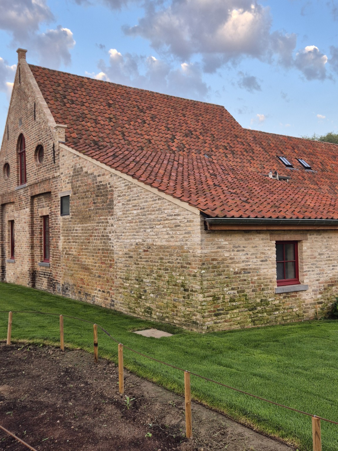 Gerestaureerde hoeve met rode dakpannen