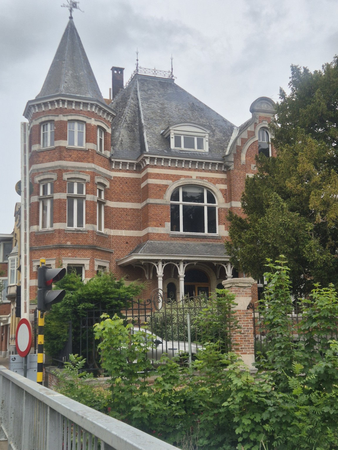 Villa met leien mansardedak